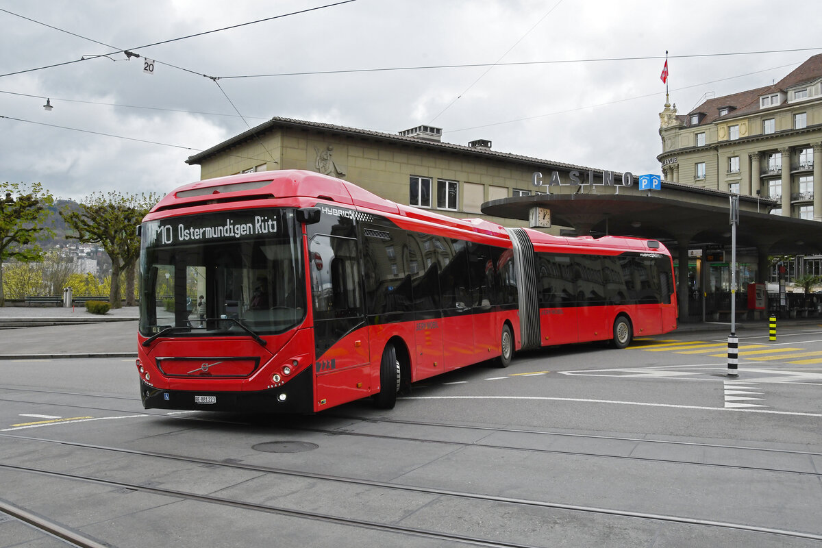 Volvo Hybridbus 223, auf der Linie 10 überquert am 17.04.2023 den Casinoplatz.