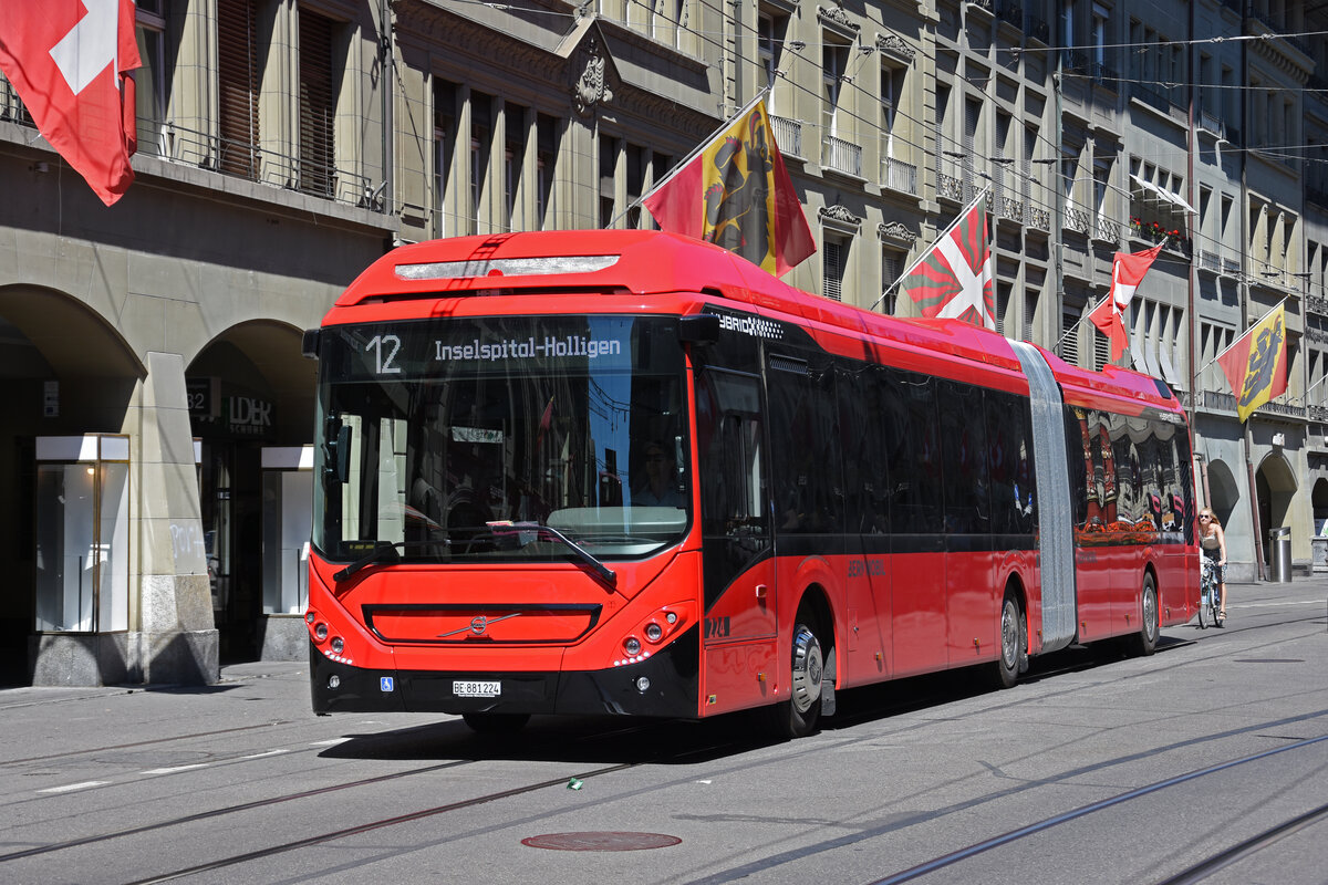 Volvo Hybridbus 224, auf der Linie 12, fährt zur Haltestelle beim Bahnhof Bern. Die Aufnahme stammt vom 08.07.2022.