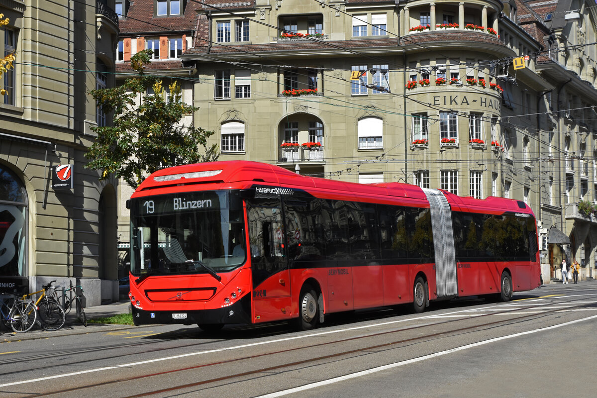 Volvo Hybridbus 224, auf der Linie 10 fährt am 04.10.2022 in die Monbijoustrasse ein.