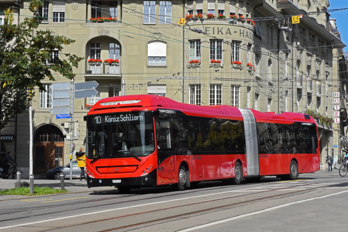 Volvo Hybridbus 225, auf der Linie 10 fährt in die Monbijoustrasse ein. Die Aufnahme stammt vom 04.10.2022.