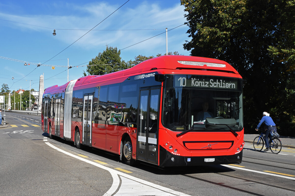 Volvo Hybridbus 225, auf der Linie 10, fährt am 04.10.2022 zur Haltestelle Zytglogge.