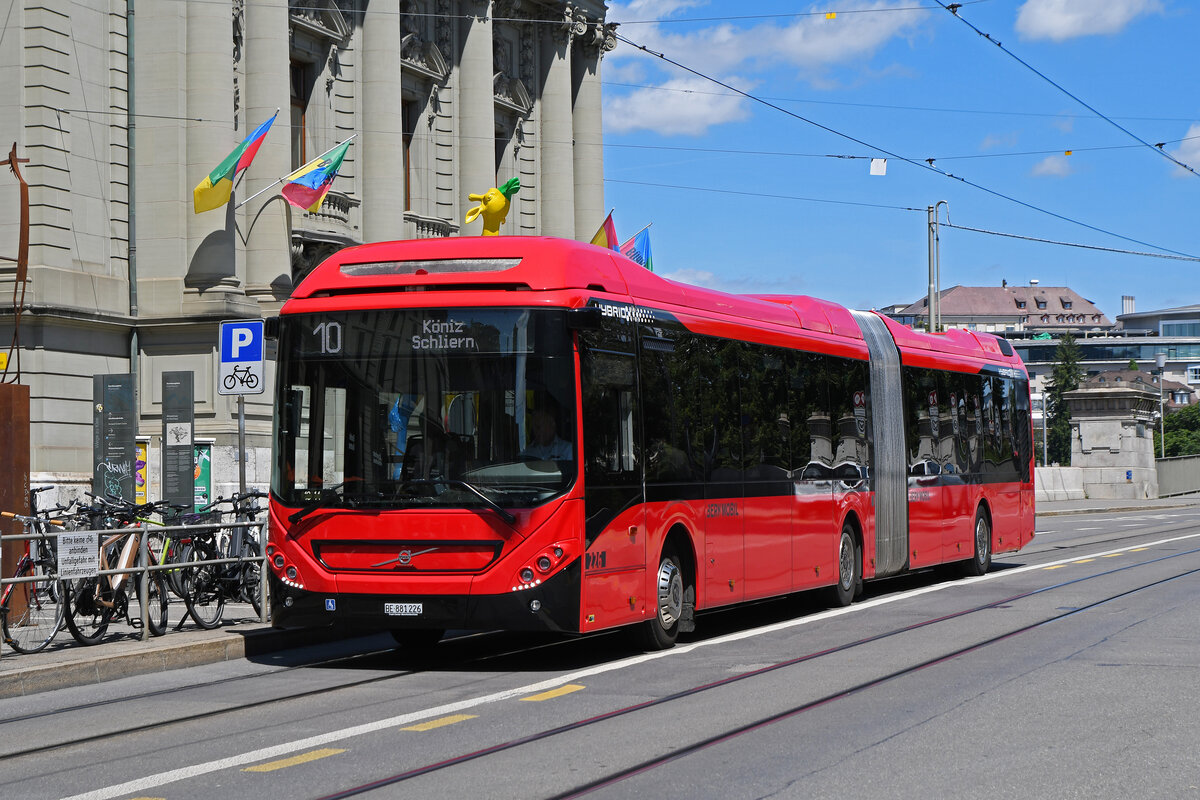 Volvo Hybridbus 226, auf der Linie 10, fährt am 20.07.2023 zur Haltestelle Zytglogge.