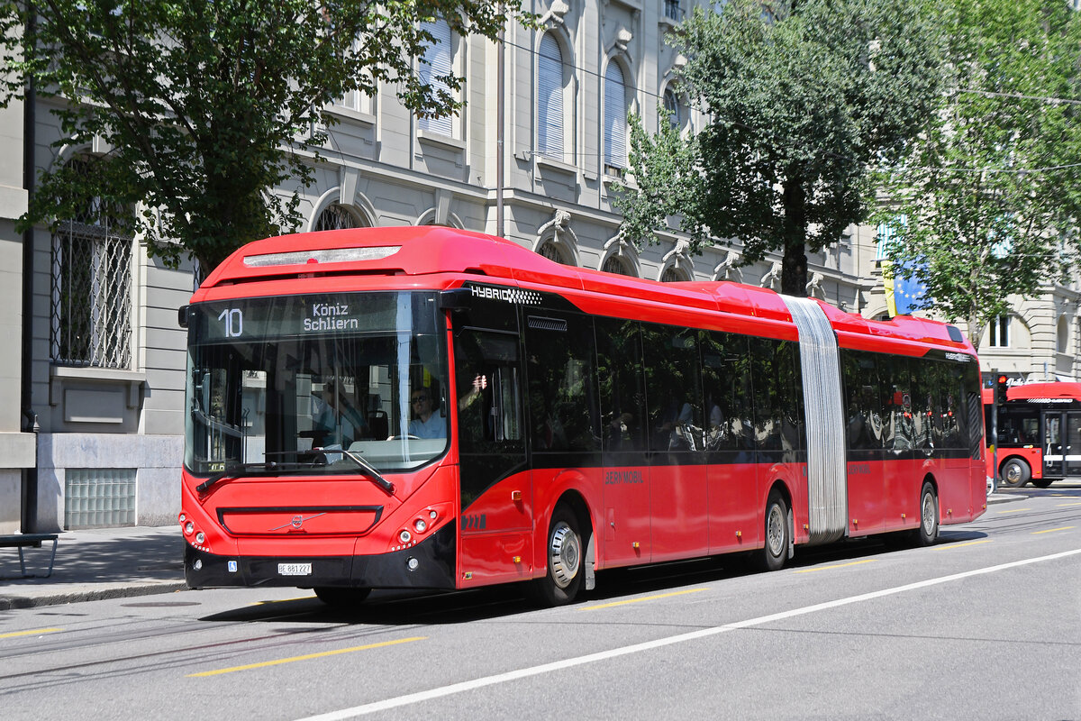 Volvo Hybridbus 227, auf der Linie 10, fährt am 20.07.2023 durch die Bundesgasse.