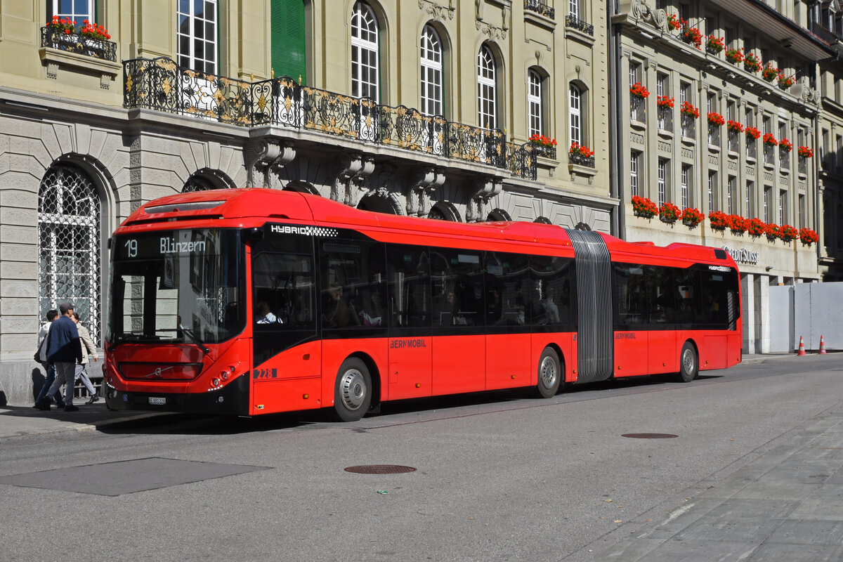 Volvo Hybridbus 228, auf der Linie 19, bedient am 04.10.2022 die Haltestelle auf dem Bundesplatz.