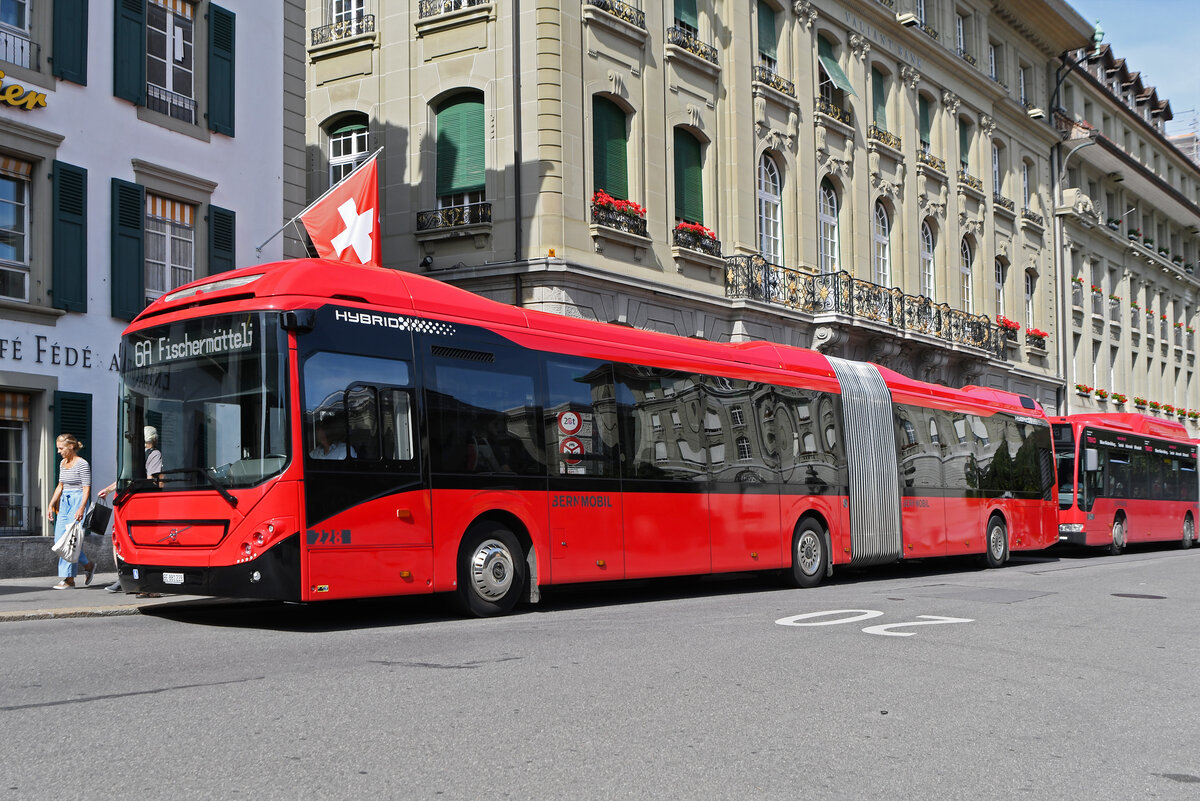 Volvo Hybridbus 228, auf der Linie 6A, bedient am 20.07.2023 die Haltestelle beim Bundesplatz.