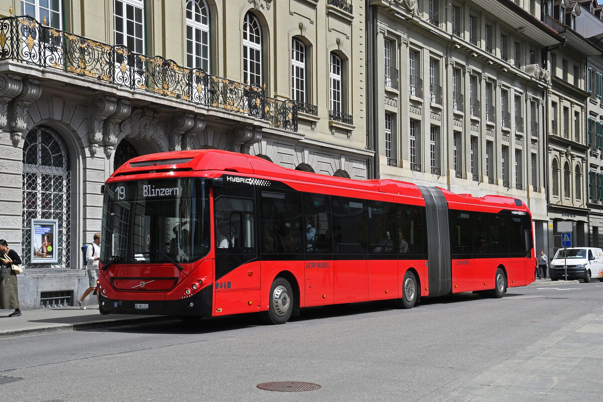 Volvo Hybridbus 231, auf der Linie 19, bedient am 20.04.2026 die Haltestelle beim Bundesplatz in Bern.