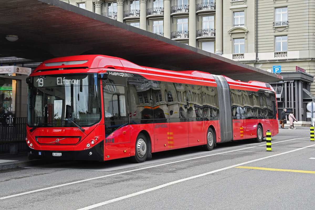 Volvo Hybridbus 232, auf der Linie 19, bedient am 17.04.2023 die Haltestelle beim Casinoplatz.