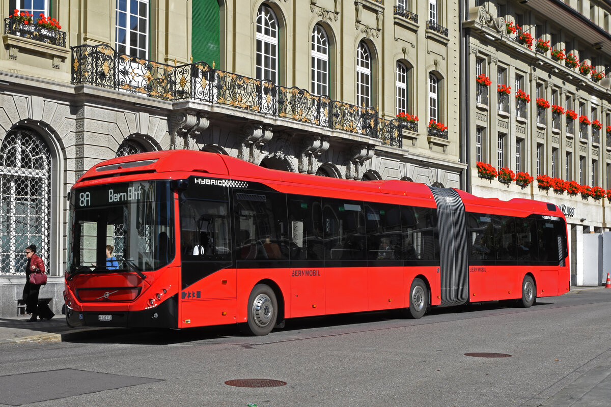 Volvo Hybridbus 233, auf der Linie 8A, bedient am 04.10.2022 die Haltestelle auf dem Bundesplatz.
