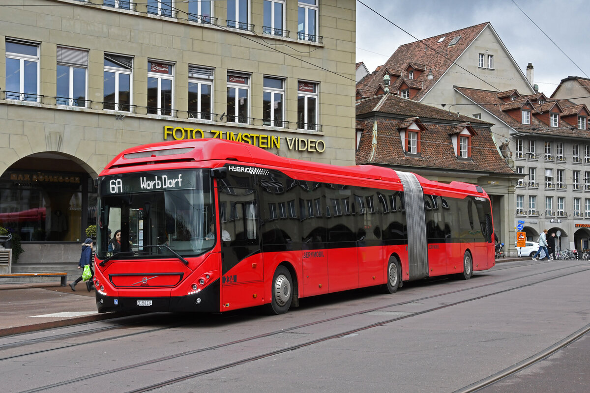Volvo Hybridbus 234, auf der Tramersatzlinie 6A, bedient am 17.04.2023 die Haltestelle Zytglogge beim Casinoplatz.