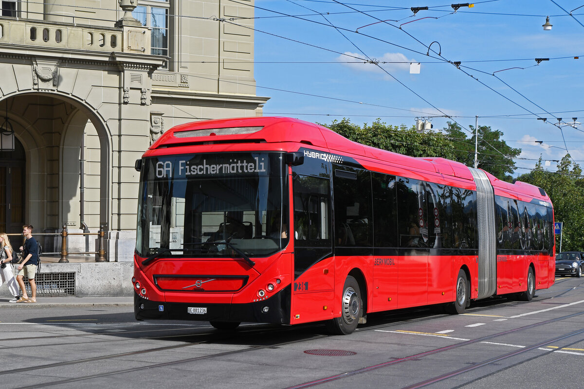 Volvo Hybridbus 236, auf der Linie 6A, fährt am 20.07.2023 zur Haltestelle Zytglogge beim Casinoplatz.
