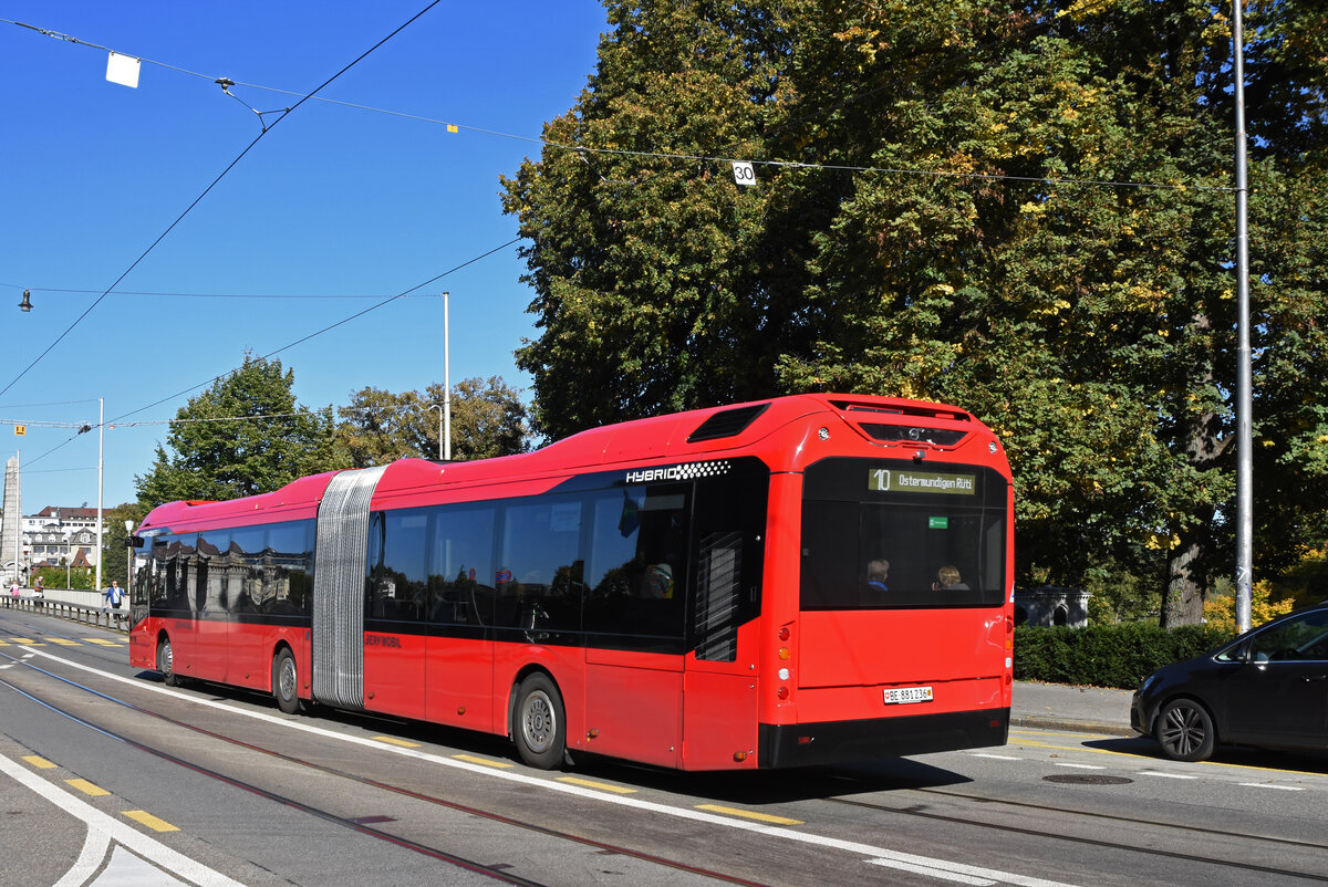 Volvo Hybridbus 236,auf der Linie 10, überquert am 04.10.2022 die Kornhausbrücke.