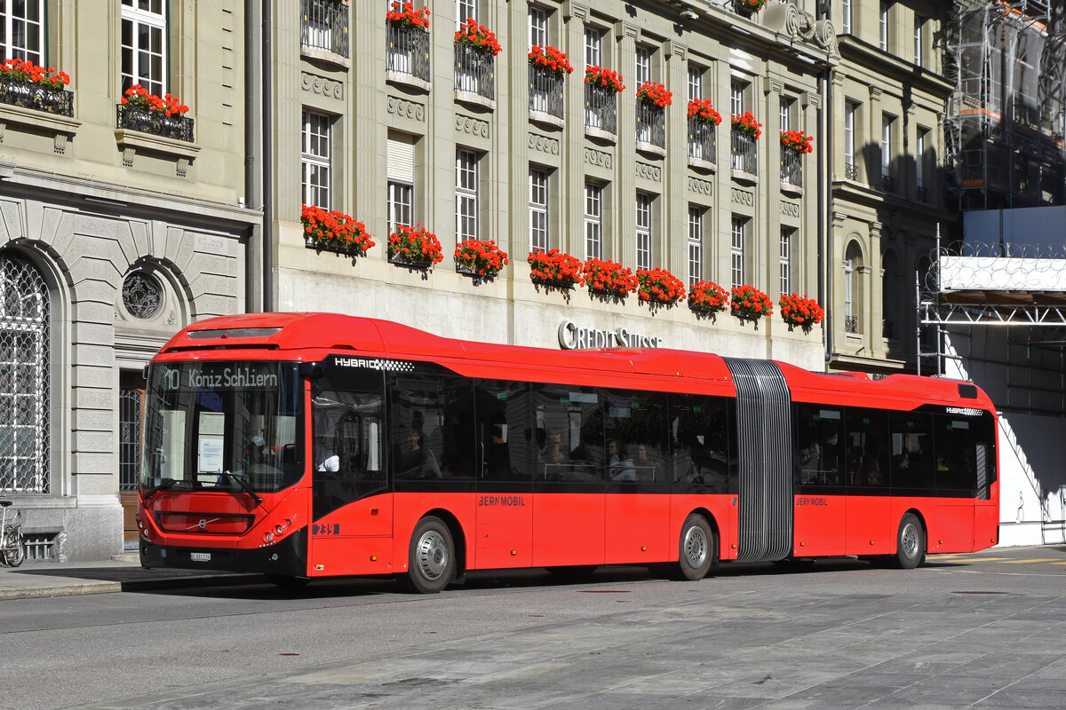Volvo Hybridbus 239, auf der Linie 10, bedient am 04.10.2022 die Haltestelle beim Bundesplatz.