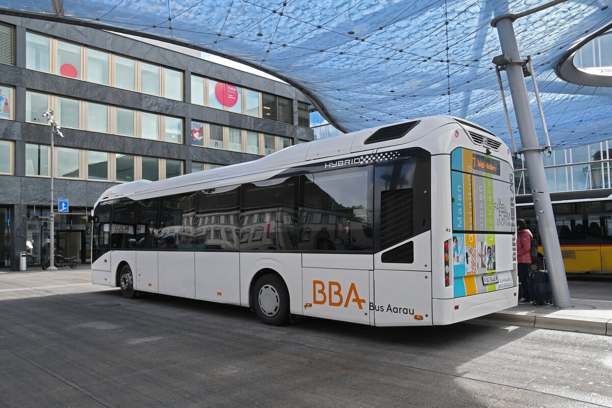 Volvo Hybridbus 46, auf der Linie 7, wartet am 06.10.2025 an der Haltestelle beim Bahnhof Aarau.