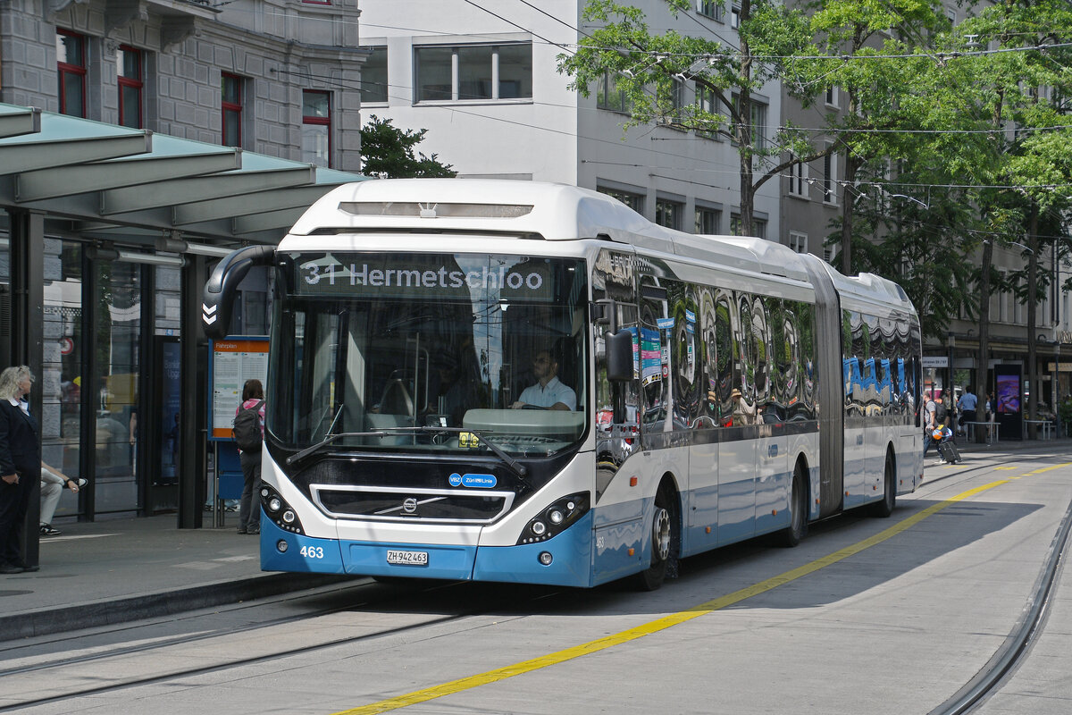Volvo Hybridbus 463, auf der Linie 31, fährt am 11.07.2025 bei der Haltestelle Löwenplatz ein. Aufnahme Zürich.