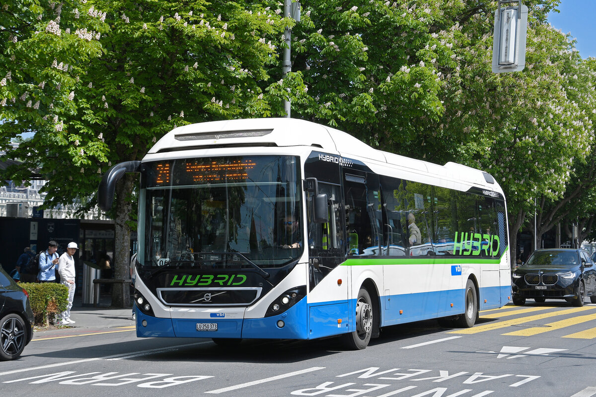 Volvo Hybridbus 78, auf der Linie 21, verl�sst am 08.05.2026 die Haltestelle beim Bahnhof Luzern.