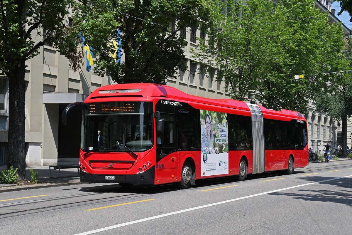 Volvo Hybridbus 872, auf der Tram Ersatzlinie 3A, fährt am 11.06.2025 durch die Bundesgasse. Aufnahme Bern.