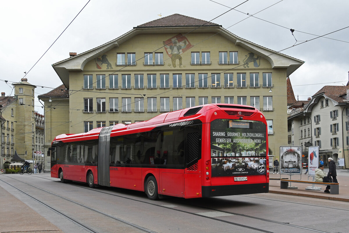 Volvo Hybridbus 874, auf der Linie 10, fährt am 17.04.2023 zur Haltestelle Zytglogge beim Casinoplatz.