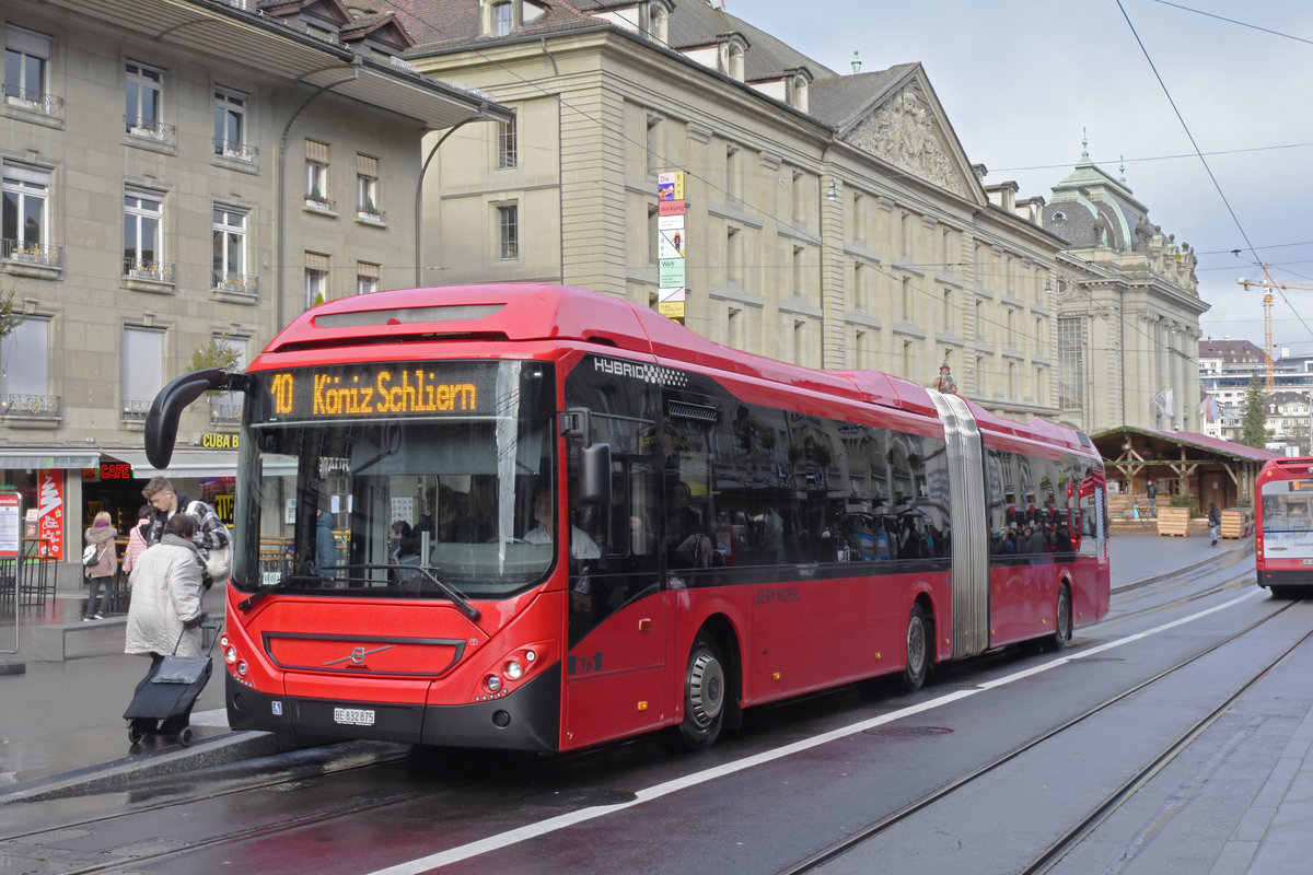 Volvo Hybridbus 875 , auf der Linie 10, bedient die Haltestelle Zytglogge. Die Aufnahme stammt vom 21.12.2019.