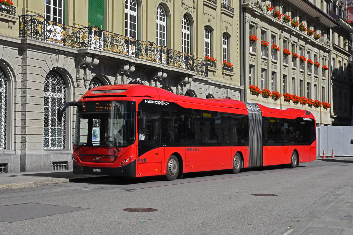 Volvo Hybridbus 875, auf der Linie 7A, bedient am 04.10.2022 die Haltestelle auf dem Bundesplatz.