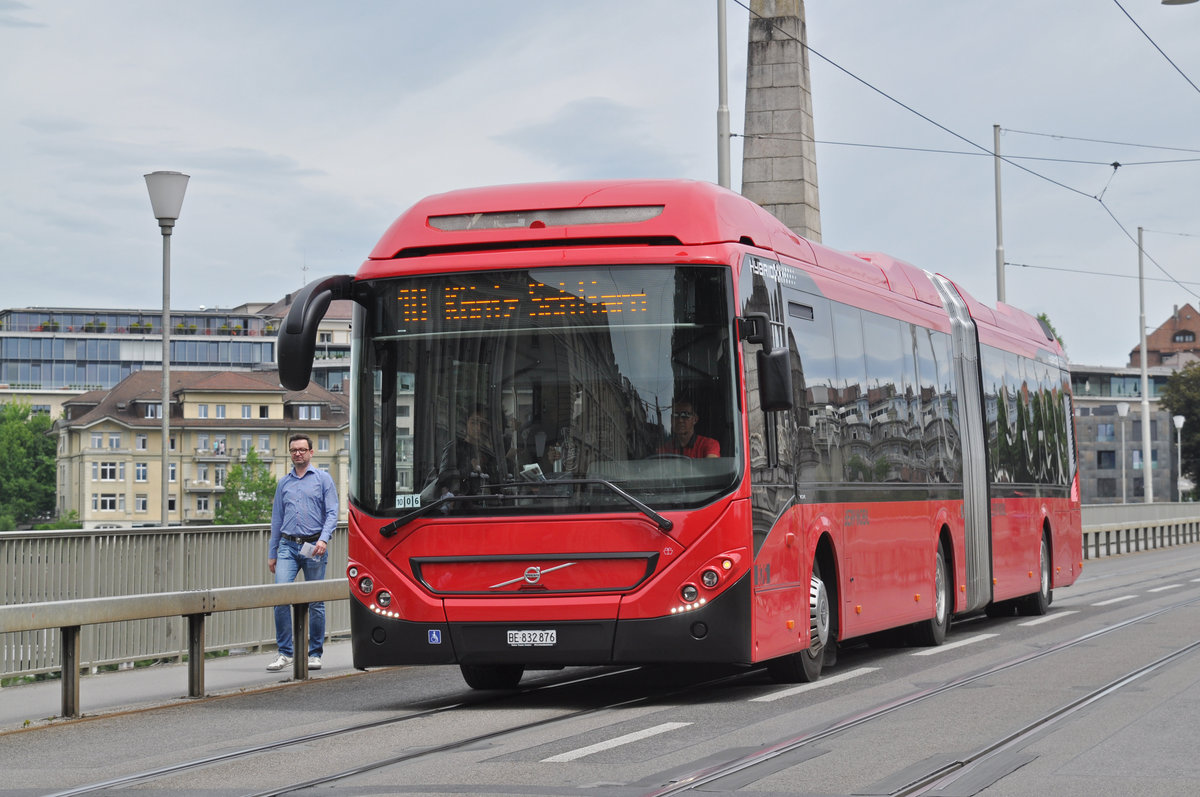 Volvo Hybridbus 876, auf der Linie 10, überquert die Kornhausbrücke. Die Aufnahme stammt vom 09.06.2017.