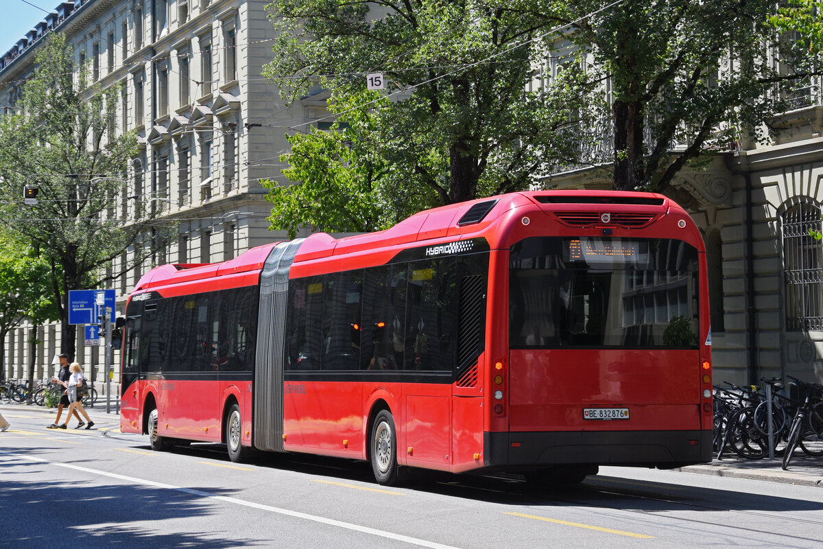 Volvo Hybridbus 876, auf der Linie 19, fährt durch die Bundesgasse. Die Aufnahme stammt vom 08.07.2022.