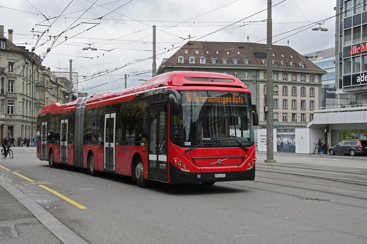 Volvo Hybridbus 877, auf der Linie 10, fährt am 17.04.2023 zur Haltestelle beim Bahnhof Bern.