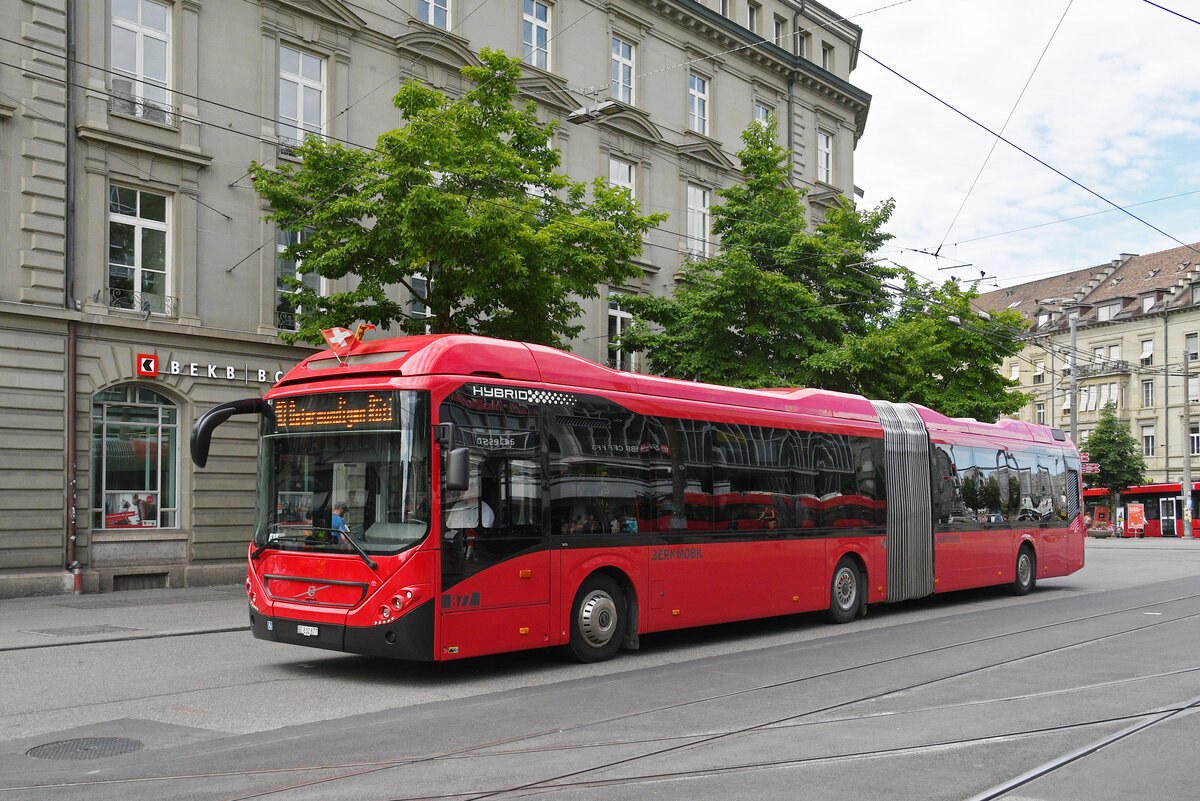 Volvo Hybridbus 877, auf der Linie 10, f�hrt am 15.06.2026 zur Haltestelle beim Bahnhof Bern.