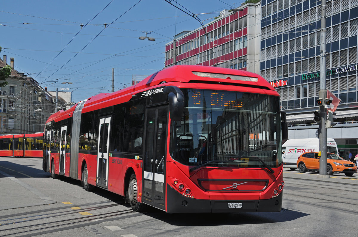 Volvo Hybridbus 878, auf der Linie 19, fährt zur Haltestelle beim Bahnhof Bern. Die Aufnahme stammt vom 09.07.2018.