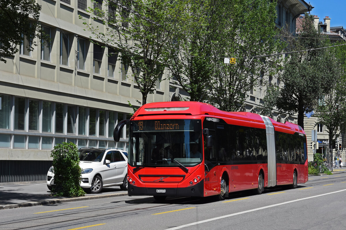 Volvo Hybridbus 878, auf der Linie 19, fährt durch die Bundesgasse. Die Aufnahme stammt vom 08.07.2022.