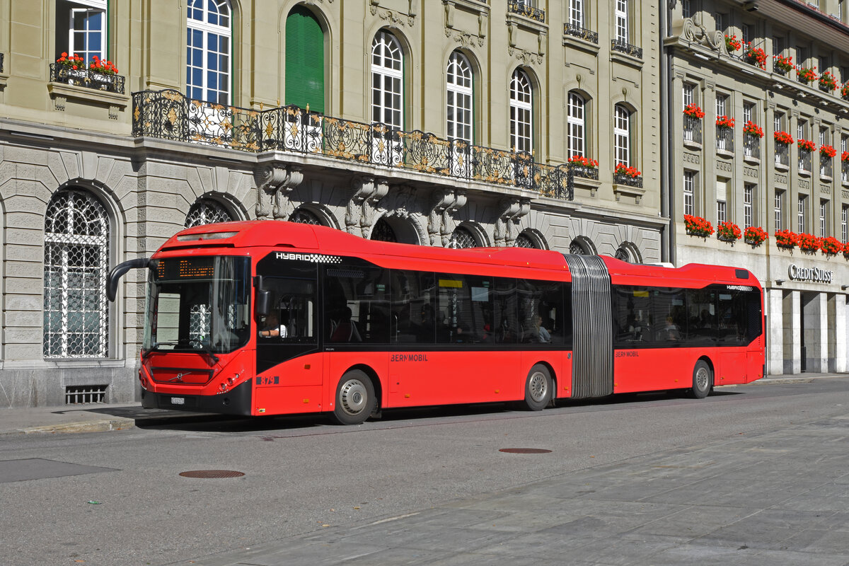 Volvo Hybridbus 879, auf der Linie 19, bedient am 04.10.2022 die Haltestelle beim Bundesplatz.