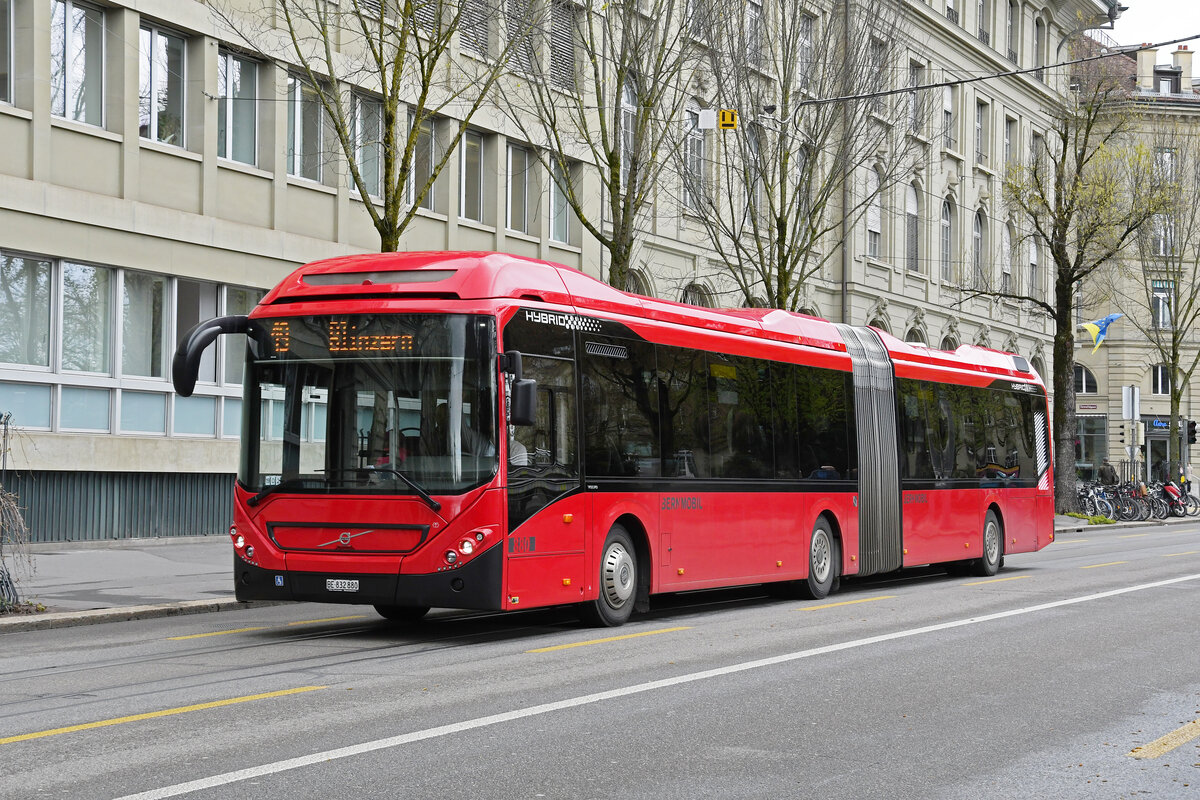 Volvo Hybridbus 880, auf der Linie 19, fährt am 17.04.2023 durch die Bundesgasse.