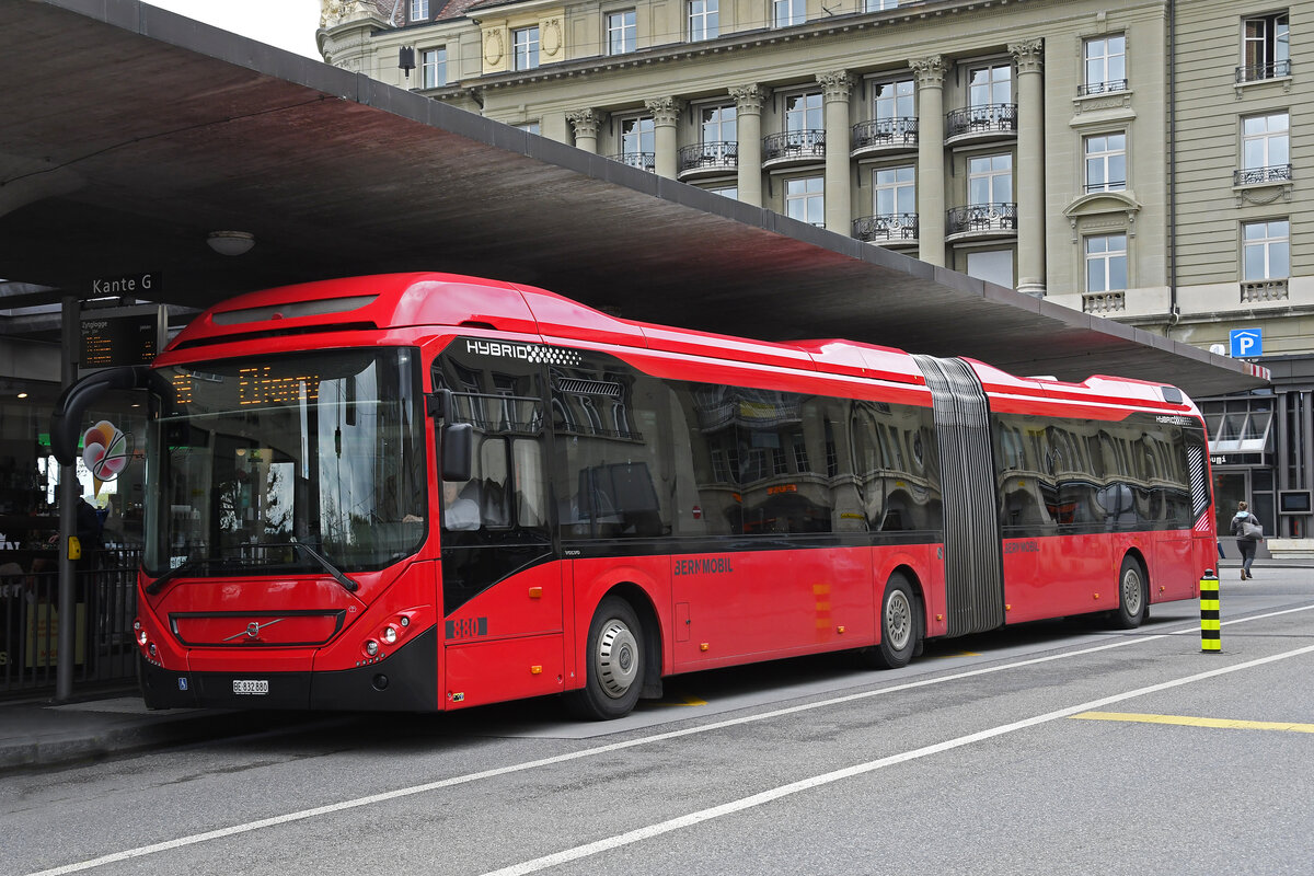 Volvo Hybridbus 880, auf der Linie 19, bedient am 17.04.2023 die Haltestelle beim Casinoplatz.
