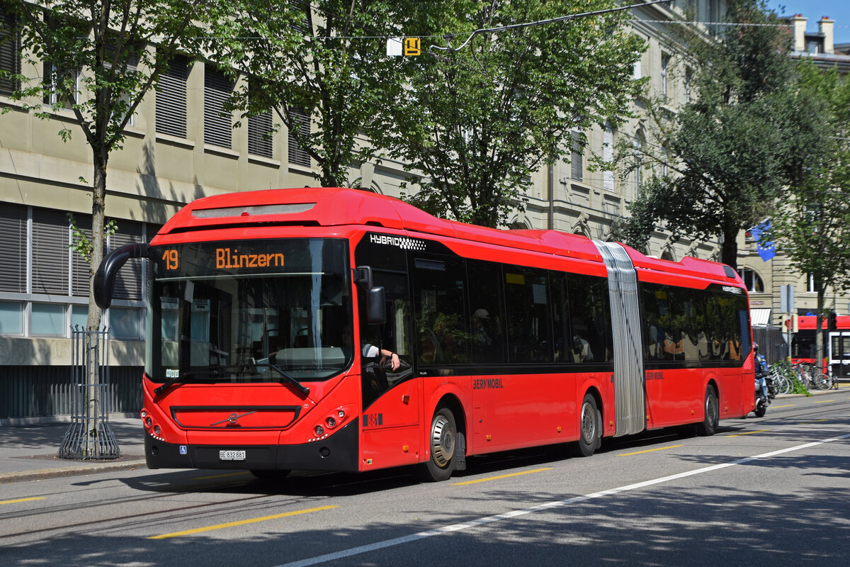 Volvo Hybridbus 881, auf der Linie 19, fährt durch die Bundesgasse. Die Aufnahme stammt vom21.08.2021.