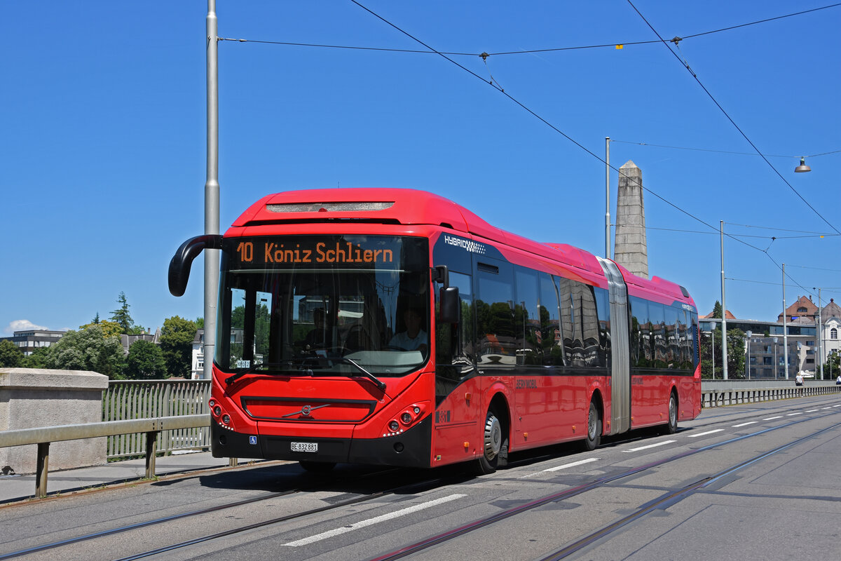 Volvo Hybridbus 881, auf der Linie 10, überquert die Kornhausbrücke. Die Aufnahme stammt vom 08.07.2022.