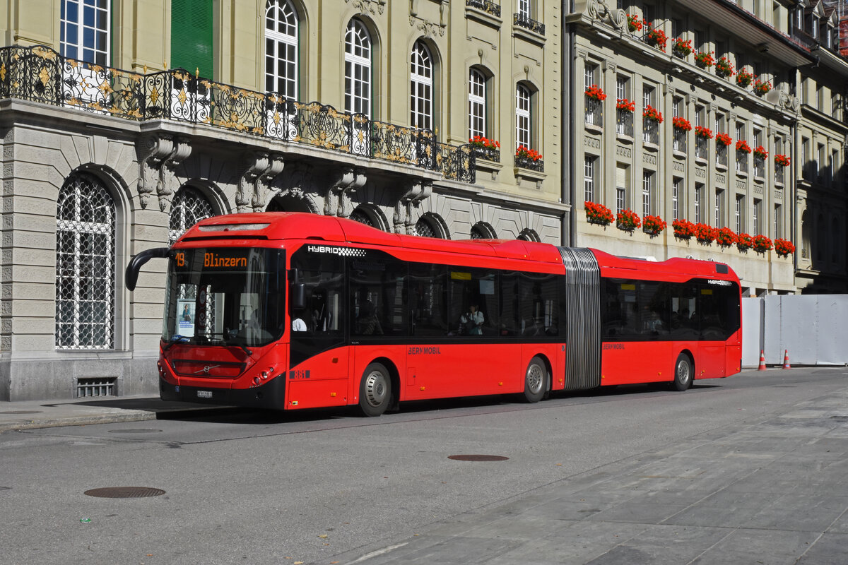 Volvo Hybridbus 881, auf der Linie 19, bedient am 04.10.2022 die Haltestelle beim Bundesplatz.