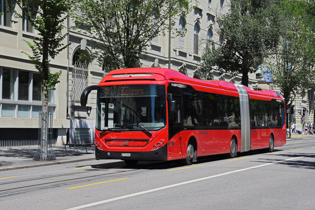 Volvo Hybridbus 882, auf der Linie 19, fährt durch die Bundesgasse. Die Aufnahme stammt vom 08.07.2022.