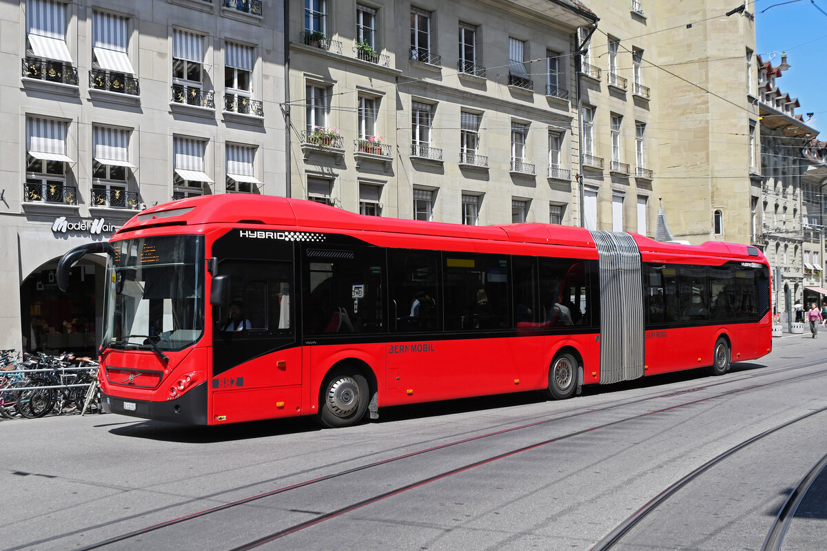 Volvo Hybridbus 882, auf der Linie 10, verlässt am 20.07.2023 die Haltestelle Zytglogge.