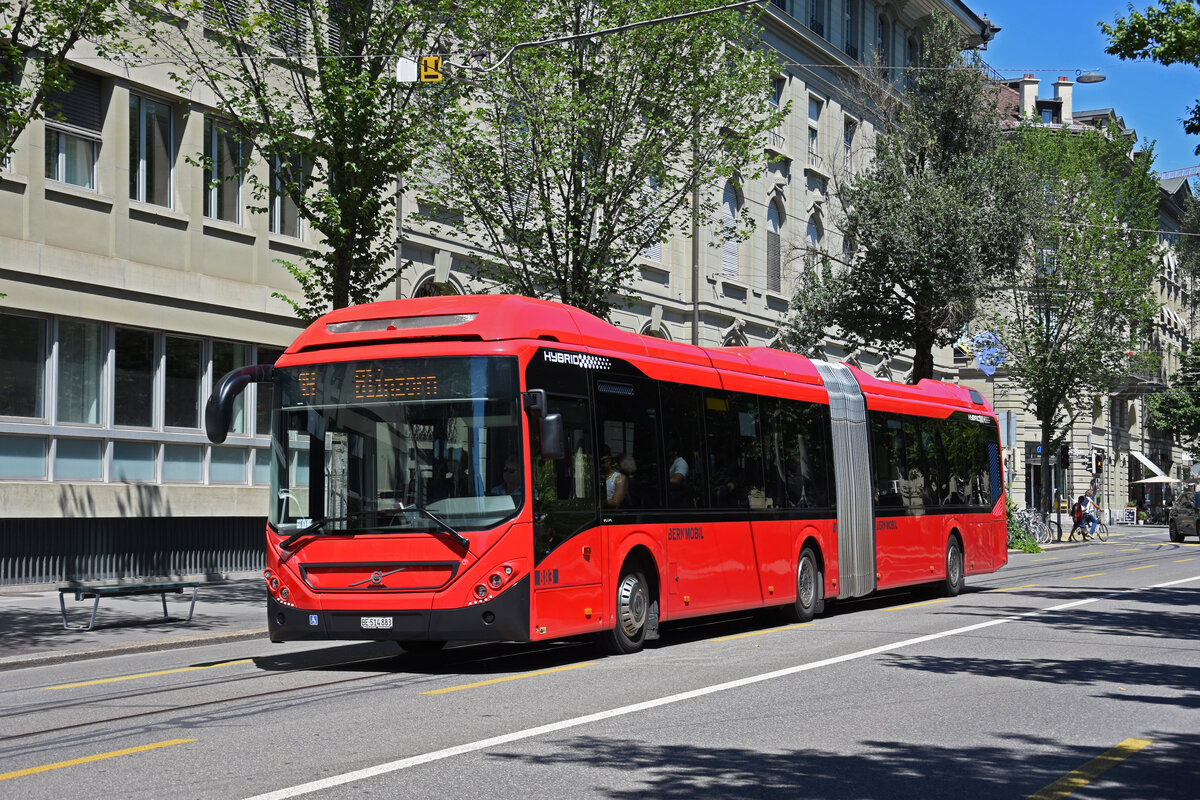 Volvo Hybridbus 883, auf der Linie 19, fährt durch die Bundesgasse. Die Aufnahme stammt vom 08.07.2022.
