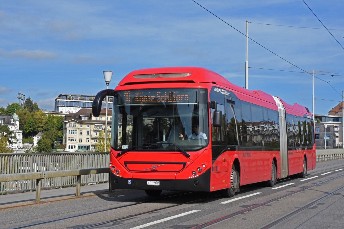 Volvo Hybridbus 883, auf der Linie 10, überquert am 04.10.2022 die Kornhausbrücke.