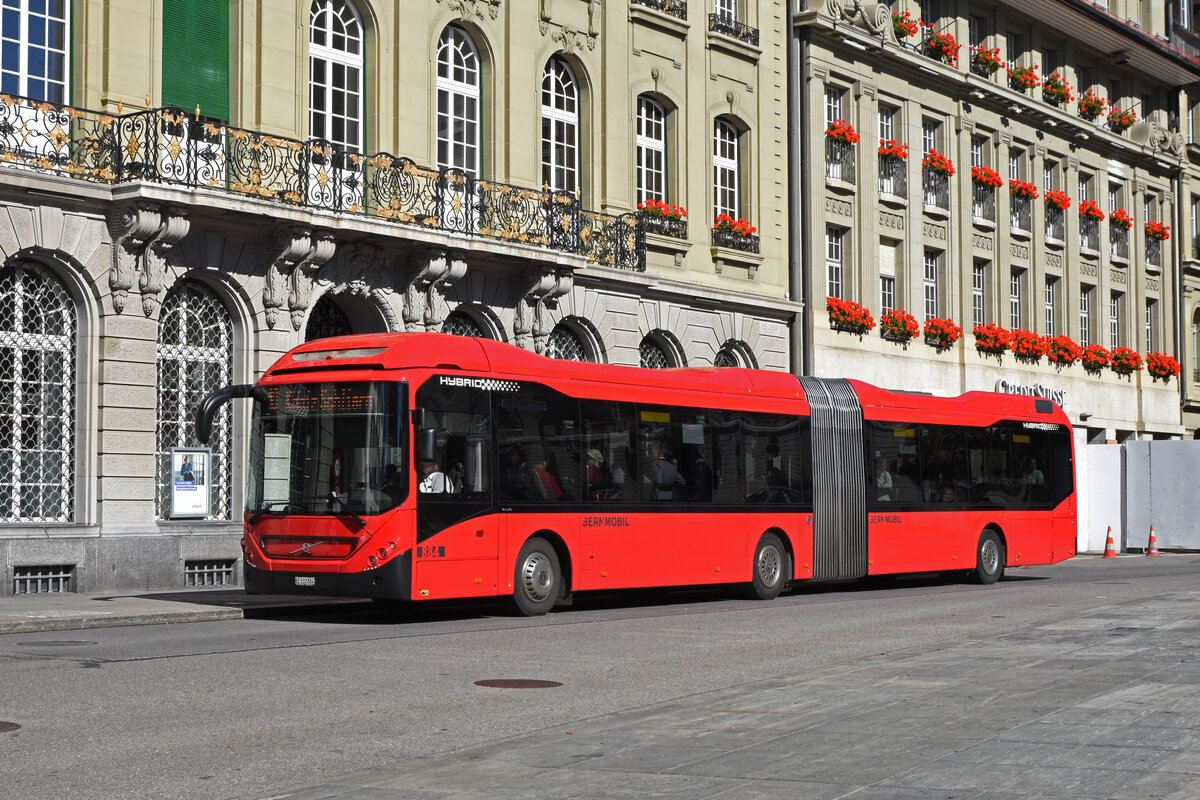 Volvo Hybridbus 884, auf der Linie 10, bedient am 04.10.2022 die Haltestelle auf dem Bundesplatz.