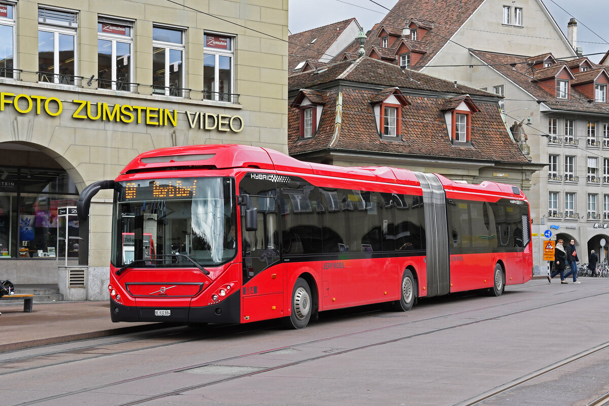 Volvo Hybridbus 884, auf der Linie 6A, bedient am 17.04.2023 die Haltestelle Zytglogge am Casinoplatz.