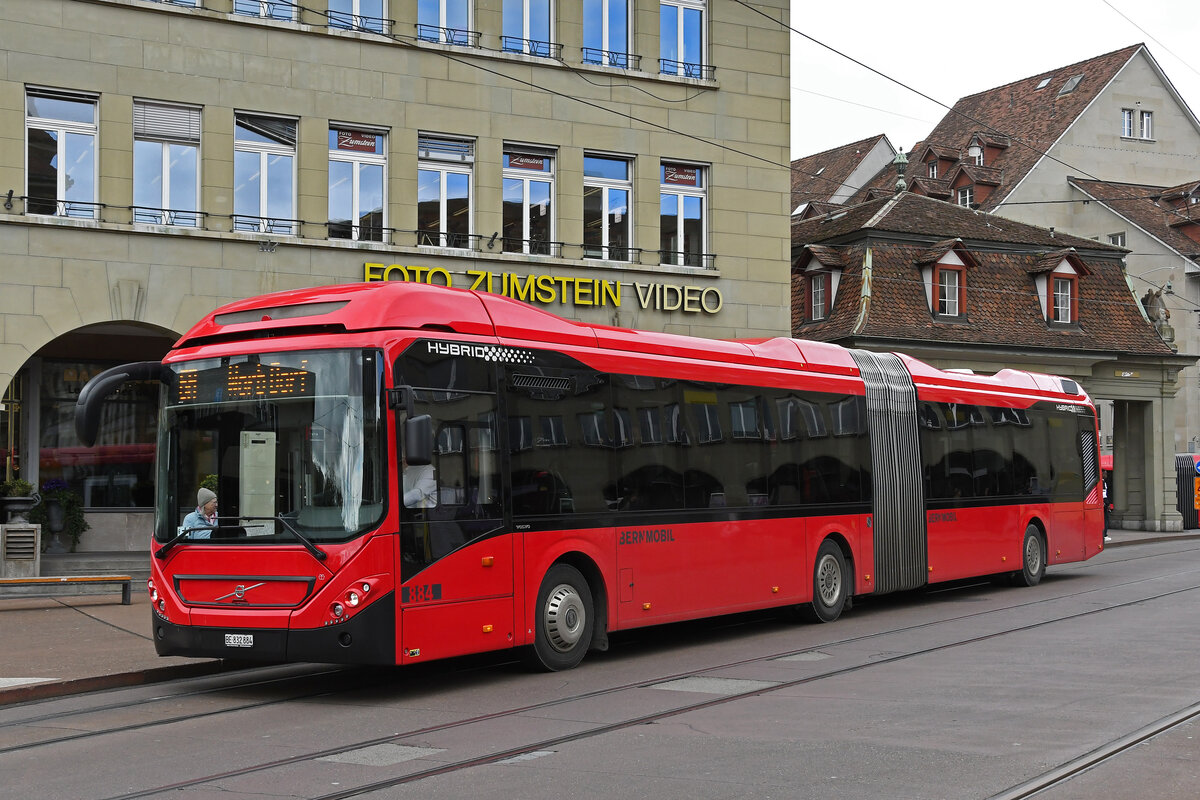 Volvo Hybridbus 884, auf der Linie 6A, bedient am 17.04.2023 die Haltestelle Zytglogge beim Casinoplatz.