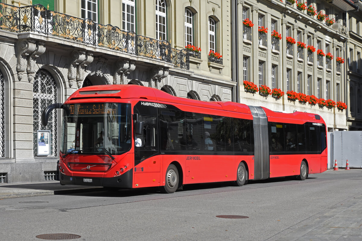 Volvo Hybridbus 886, auf der Linie 10, bedient am 04.10.2022 die Haltestelle auf dem Bundesplatz.