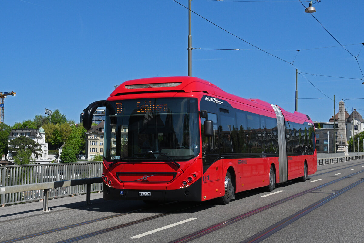 Volvo Hybridbus 886, auf der Linie 10, �berquert am 20.04.2026 die Kornhausbr�cke. Aufnahme Bern.