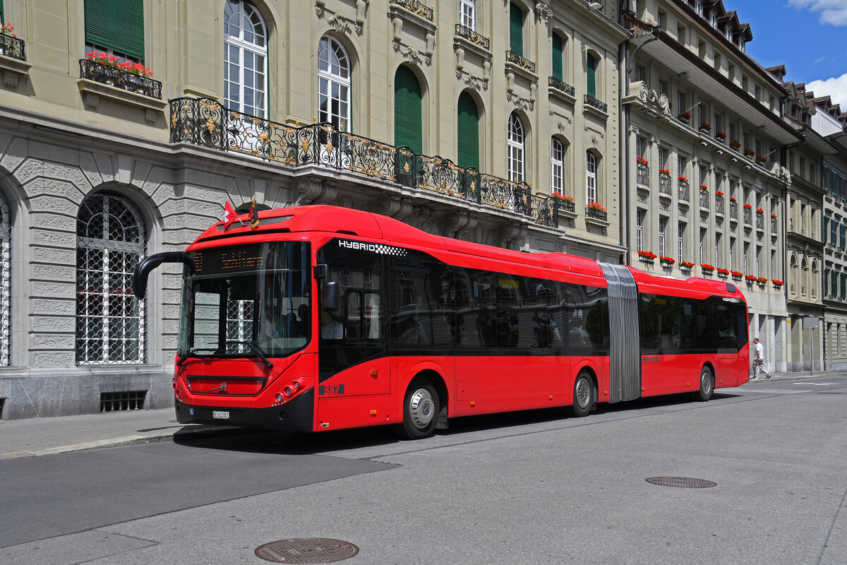 Volvo Hybridbus 887, auf der Linie 10, bedient am 15.06.2026 die Haltestelle beim Bundesplatz. Aufnahme Bern.