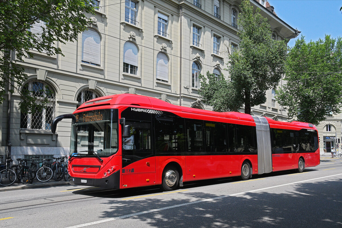 Volvo Hybridbus 887 fährt am 11.06.2025 mit der Fahrschule durch die Bundesgasse. Aufnahme Bern.