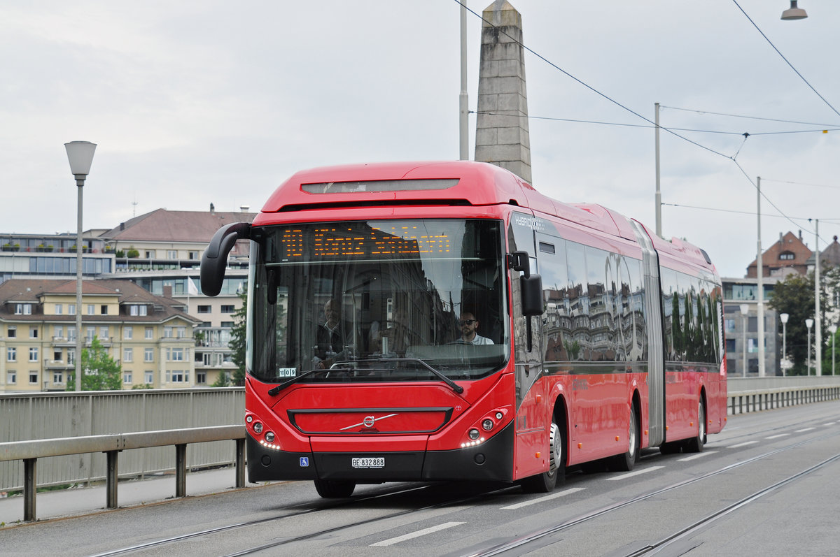 Volvo Hybridbus 888, auf der Linie 10, überquert die Kornhausbrücke. Die Aufnahme stammt vom 09.06.2017.