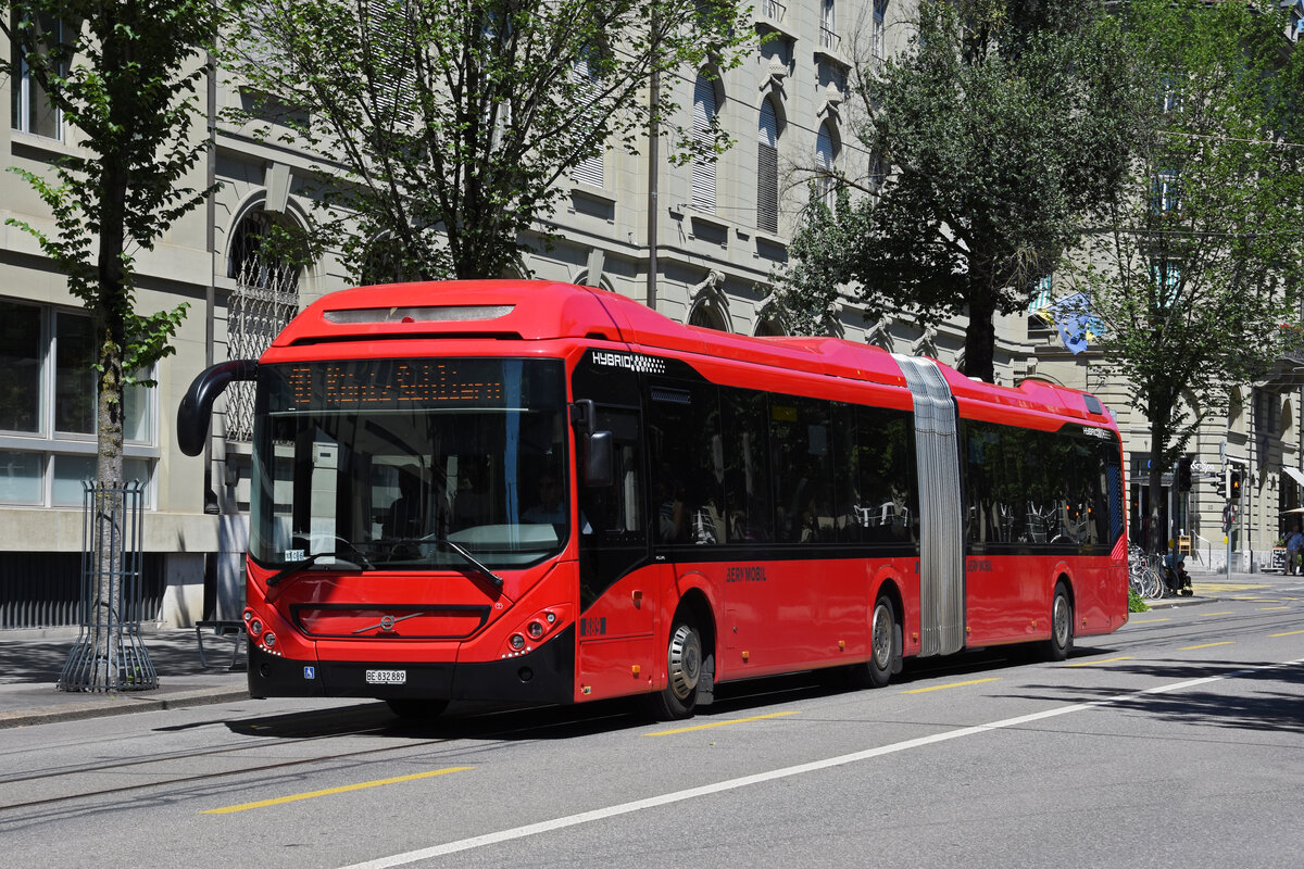 Volvo Hybridbus 889, auf der Linie 10, fährt durch die Bundesgasse. Die Aufnahme stammt vom 08.07.2022.