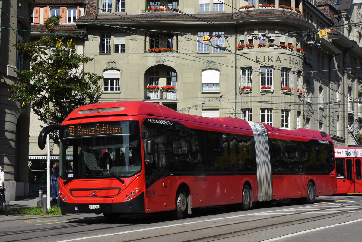 Volvo Hybridbus 890, auf der Linie 10, fährt am 04.10.2022 durch die Monbijoustrasse.