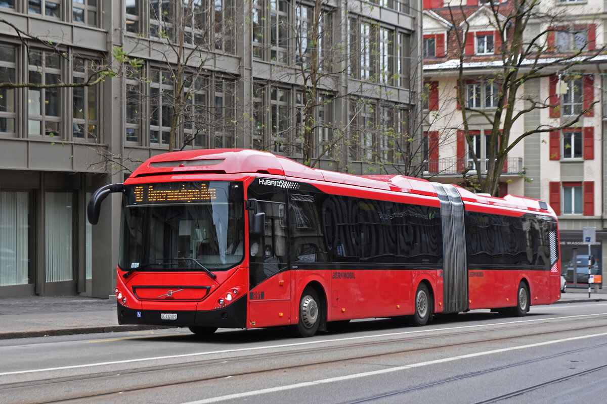 Volvo Hybridbus 891, auf der Linie 10, fährt durch die Monbijoustrasse. Die Aufnahme stammt vom 30.11.2021.